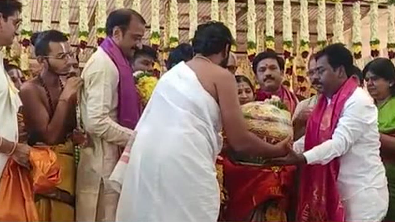 Hyderabad: రికార్డు ధర పలికిన మైహోం భుజా గణపతి లడ్డూ Hyderabad: రికార్డు ధర పలికిన మైహోం భుజా గణపతి లడ్డూ