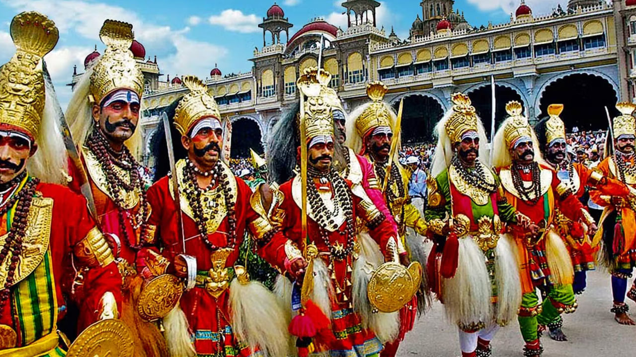  
చెక్క బుట్టను మోసుకెళ్తున్న అభిమన్యుతో పాటు ఇతర ఏనుగులు కూడా ఉన్నాయి. కుంకి ఏనుగులైన హేమావతి, కావేరి అభిమన్యుతో పాటు వెళ్తాయి. భీముడు, గోపి, ప్రశాంత్, కంజన్, మహేంద్ర, లక్ష్మి, ఏకలవ్య, శ్రీకాంత్ , రూప సహా మొత్తం 14 ఏనుగులు కూడా ఈ శిక్షణలో పాల్గొన్నాయి.
 