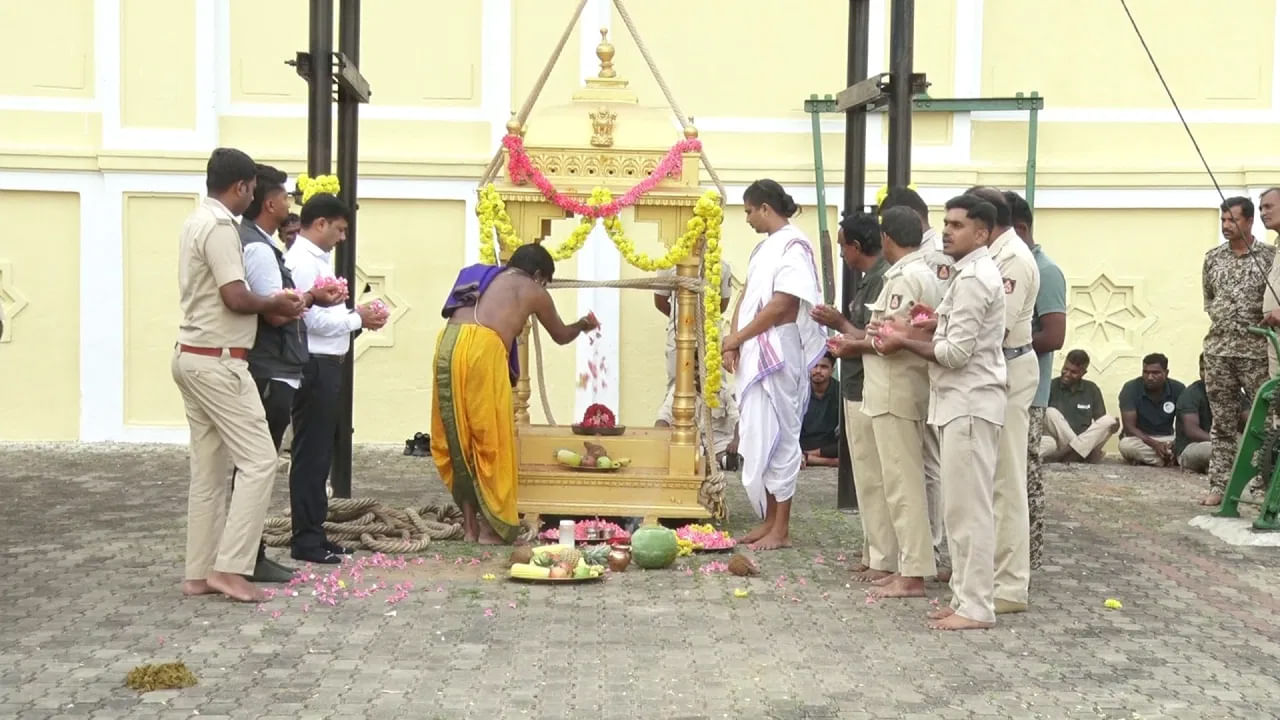 ఈ శిక్షణా సమయంలో  ప్రధాన ఏనుగు అభిమన్యుతో సహా ఏనుగులు జంబూ సవారీ కోసం రిహార్సల్స్ చేస్తున్నాయి. అభిమన్యు నాయకత్వంలో ఏనుగు సవారీ చెక్క అంబరిని మోసుకెళ్లి ప్యాలెస్ ఫోర్ట్ ఆంజనేయస్వామి గేట్, చామరాజేంద్ర సర్కిల్, కెఆర్ సర్కిల్, సాయాజిరావు రోడ్, తిలక్ నగర్, బంబుబజార్, బన్నీ మండపంలోని పంజినా పరేడ్ గ్రౌండ్ మీదుగా జరిగింది.
