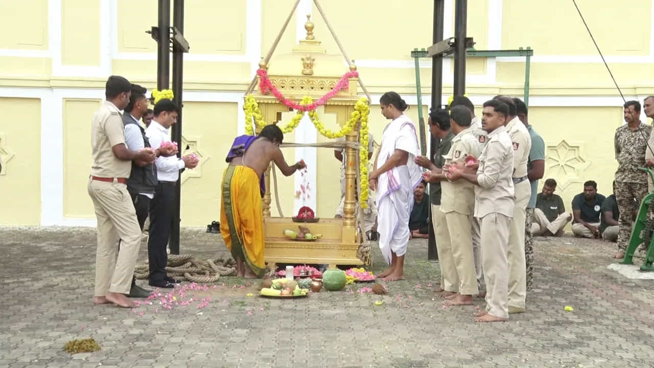 ఈ శిక్షణా సమయంలో  ప్రధాన ఏనుగు అభిమన్యుతో సహా ఏనుగులు జంబూ సవారీ కోసం రిహార్సల్స్ చేస్తున్నాయి. అభిమన్యు నాయకత్వంలో ఏనుగు సవారీ చెక్క అంబరిని మోసుకెళ్లి ప్యాలెస్ ఫోర్ట్ ఆంజనేయస్వామి గేట్, చామరాజేంద్ర సర్కిల్, కెఆర్ సర్కిల్, సాయాజిరావు రోడ్, తిలక్ నగర్, బంబుబజార్, బన్నీ మండపంలోని పంజినా పరేడ్ గ్రౌండ్ మీదుగా జరిగింది.
