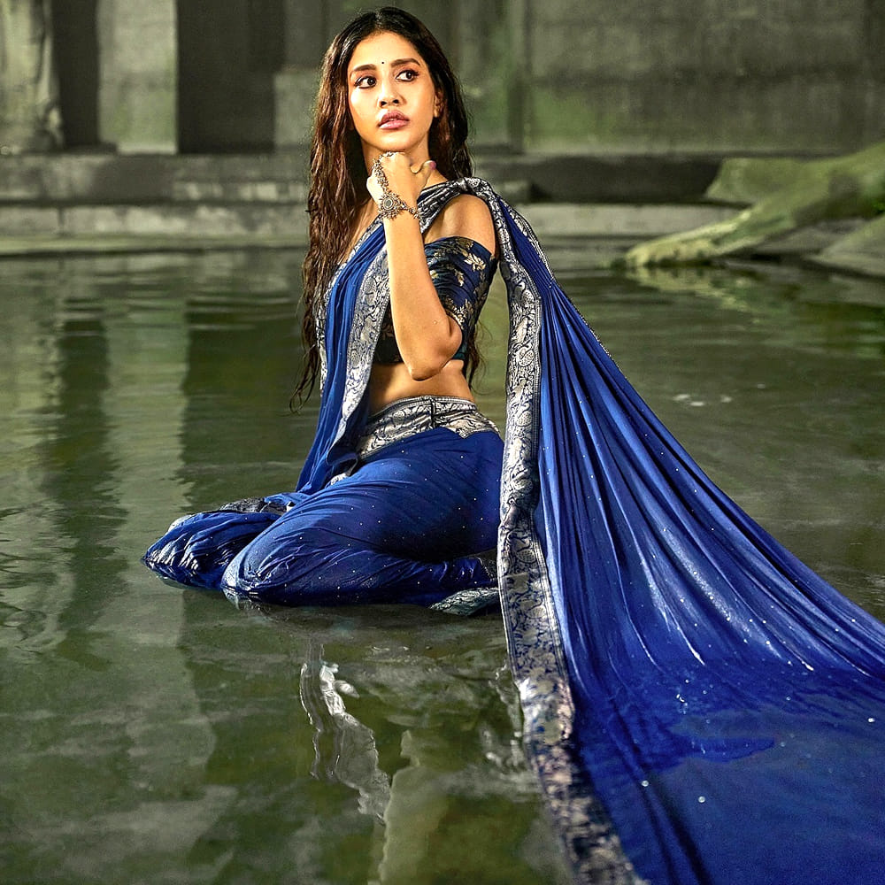 చివరిగా డార్లింగ్ అనే సినిమా చేసింది. ఈ సినిమా డిజాస్టర్ అయ్యింది. ఇక సోషల్ మీడియాతోనే ఎక్కువ సమయం గడుపుతోంది. ఓ రేంజ్ లో అందాలు ఆరబోస్తూ ఫోటోలకు ఫోజులిస్తుంది. ఆఫర్స్ అందుకోవడంలో వెనకబడిన అందాలతో అభిమానులను కవ్వించడంలో మాత్రం ఈ భామ తోపే..