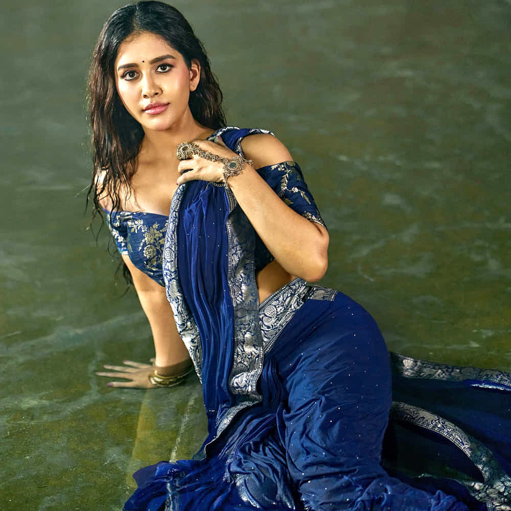 కెరీర్ మంచి ఫాంలో ఉండగానే యాక్సిడెంట్ కారణంగా సినిమాలకు దూరమైన ఈ వయ్యారి.. కొన్నాళ్లు సినిమాలకు దూరమయ్యింది. ప్రస్తుతం బ్యాక్ టూ బ్యాక్ ఆఫర్స్ అందుకుంటూ బిజీగా ఉంటుంది. ఇంతకీ ఆమె ఎవరో తెలుసా.. హీరోయిన్ నభా నటేష్. ప్రస్తుతం యంగ్ హీరో నిఖిల్ ప్రధాన పాత్రలో తెరకెక్కుతోన్న స్వయంభు చిత్రంలో నటిస్తుంది. ఇందులో సంయుక్త మీనన్ సైతం కథానాయికగా నటిస్తుంది.