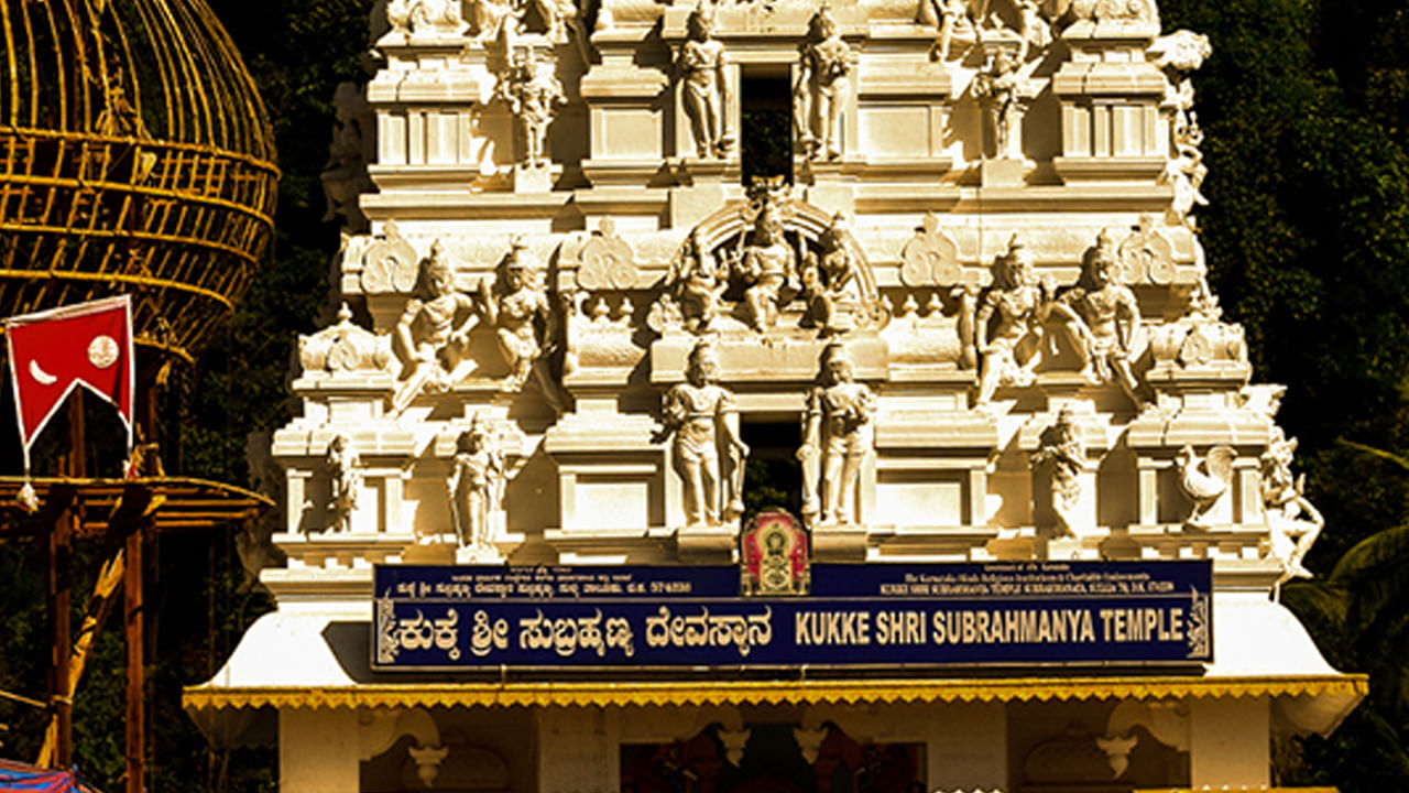 పురాణాల ప్రకారం షణ్ముఖుడు తారకాసుర, పద్మాసుర అను రాక్షసులను సంహరించి, సోదరుడు వినాయకుడితో వచ్చి కుమార పర్వాతాన్ని చేరుకుంటాడు. అప్పుడు రాక్షస సంహారం వలన సంతోషించిన ఇంద్రుడు తన కుమార్తె దేవసేనను ఇచ్చి వివాహం జరిపిస్తాడంట