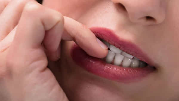 Health Tips: మీకు గోర్లు కొరికే అలవాటుందా..? వెంటనే మానకపోతే ఏం జరుగుతుందో తెలుసా..
