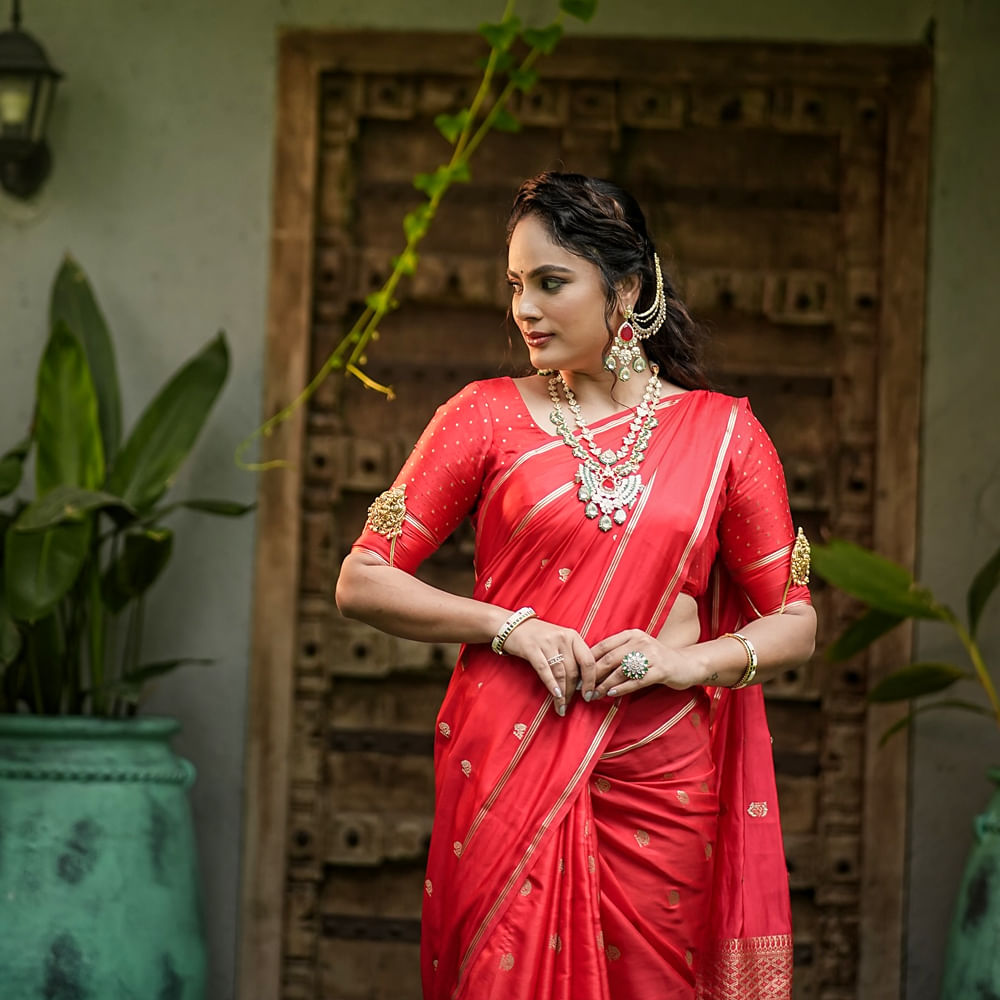 తెలుగుతో పాటు తమిళ్ లోనూ క్రేజీ ఆఫర్స్ కోసం ఎదురుచూస్తుంది ఈ వయ్యారి భామ. ఇక సోషల్ మీడియాలో రకరకాల ఫొటోలతో ఆకట్టుకుంటుంది నందిత. తాజాగా ఈ అమ్మడి ఫోటోలు సోషల్ మీడియాను షేక్ చేస్తున్నాయి. ఈ కుర్రదాని ఫోటోలు వైరల్ అవుతున్నాయి 