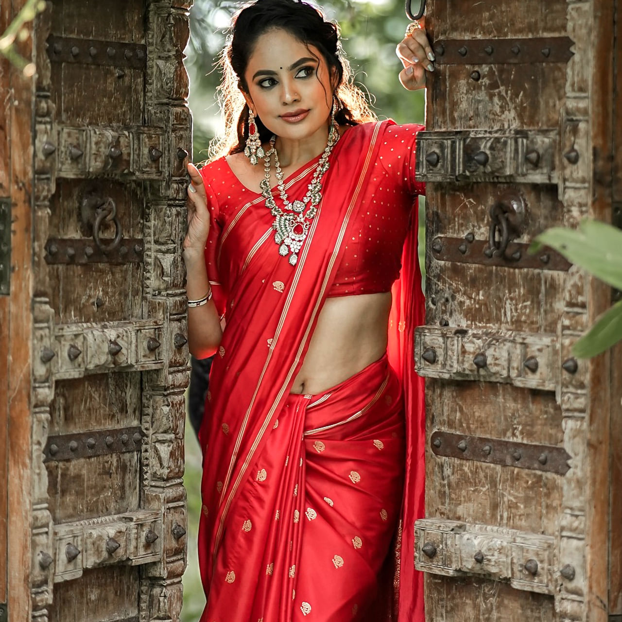 చాలా మంది ముద్దుగుమ్మలు అందం అభినయం ఉన్న అవకాశాలు అందుకోవడం కోసం చాలా కష్టపడుతూ ఉంటారు. అవకాశాల కోసం ఎదురుచూస్తున్న బ్యూటీలు ఇండస్ట్రీలో చాలా మంది ఉన్నారు వారిలో ఈ అమ్మడు ఒకరు.