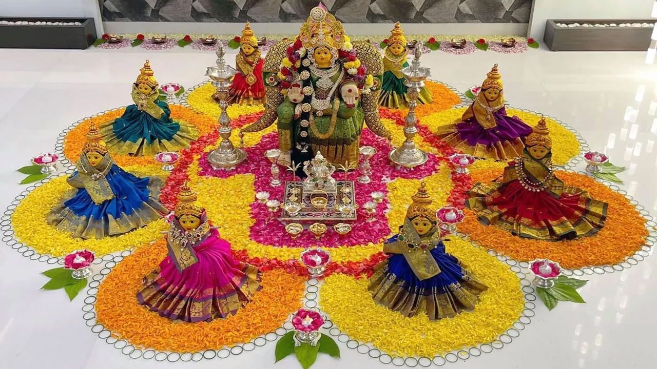 ప్రతి సంవత్సరం నవరాత్రి తొమ్మిది రోజులలో భక్తులు దుర్గాదేవి తొమ్మిది విభిన్న రూపాలను పూజిస్తారు. హిందూ విశ్వాసం ప్రకారం ప్రతి రోజు దాని సొంత ప్రత్యేక రంగును కలిగి ఉంటుంది. ఇది దేవత లక్షణాలను , ఆశీర్వాదాలను ప్రతిబింబిస్తుంది. ఈ శుభ రంగుల ప్రకారం దుస్తులు ధరించడం ద్వారా.. భక్తులు సానుకూల శక్తిని, అమ్మవారి ఆశీర్వాదాలను పొందుతారు. 2025 నవరాత్రి ఉత్సవాలు సెప్టెంబర్ 22 నుంచి ప్రారంభంకానున్నాయి. ఈ రోజు తొమ్మిది రోజుల రంగులు, వాటి ప్రాముఖ్యతను గురించి తెలుసుకుందాం.. 