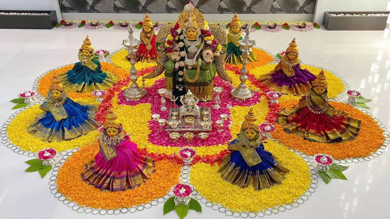 ప్రతి సంవత్సరం నవరాత్రి తొమ్మిది రోజులలో భక్తులు దుర్గాదేవి తొమ్మిది విభిన్న రూపాలను పూజిస్తారు. హిందూ విశ్వాసం ప్రకారం ప్రతి రోజు దాని సొంత ప్రత్యేక రంగును కలిగి ఉంటుంది. ఇది దేవత లక్షణాలను , ఆశీర్వాదాలను ప్రతిబింబిస్తుంది. ఈ శుభ రంగుల ప్రకారం దుస్తులు ధరించడం ద్వారా.. భక్తులు సానుకూల శక్తిని, అమ్మవారి ఆశీర్వాదాలను పొందుతారు. 2025 నవరాత్రి ఉత్సవాలు సెప్టెంబర్ 22 నుంచి ప్రారంభంకానున్నాయి. ఈ రోజు తొమ్మిది రోజుల రంగులు, వాటి ప్రాముఖ్యతను గురించి తెలుసుకుందాం..