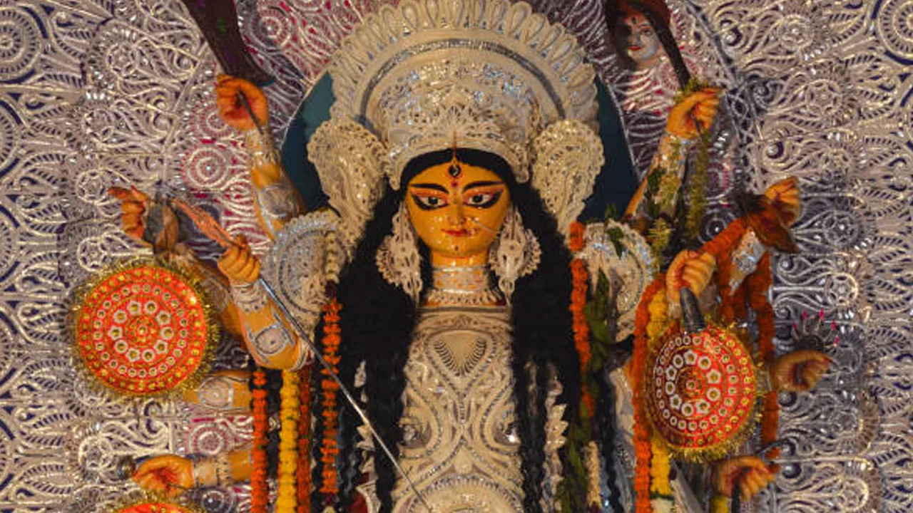 నవ రాత్రి 6వ రోజు బూడిద రంగు: ఆరవ రోజు రంగు బూడిద రంగులో ఉంటుంది. దీనిని సరళత, సమతుల్యతకు చిహ్నంగా పరిగణిస్తారు. జీవితంలోని ప్రతి పరిస్థితిని అంగీకరించాలని ఈ రంగు చూపిస్తుంది.
