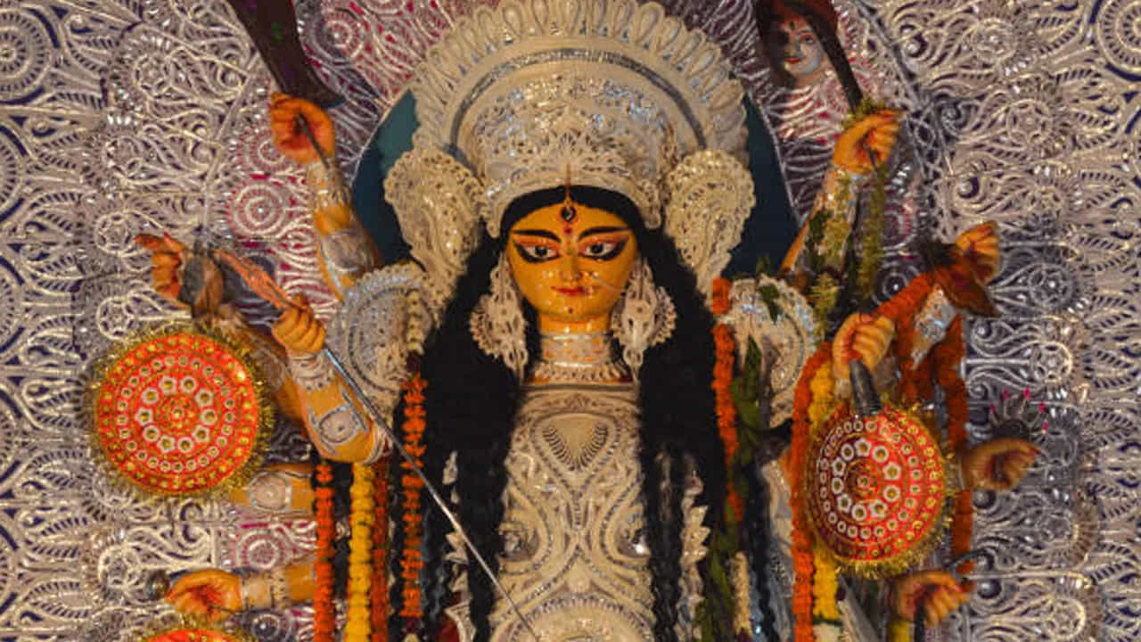 నవ రాత్రి 6వ రోజు బూడిద రంగు: ఆరవ రోజు రంగు బూడిద రంగులో ఉంటుంది. దీనిని సరళత, సమతుల్యతకు చిహ్నంగా పరిగణిస్తారు. జీవితంలోని ప్రతి పరిస్థితిని అంగీకరించాలని ఈ రంగు చూపిస్తుంది.