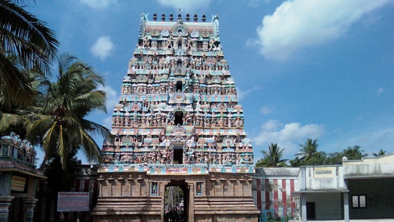 కుంభకోణం సమీపంలోని నవగ్రహ ఆలయాలు: తమిళనాడులోని ఈ ఆలయాలు తొమ్మిది గ్రహ దేవతలకు అంకితం చేయబడ్డాయి. భక్తులు దోషాలను అధిగమించడానికి, గ్రహ ప్రభావాలను సమతుల్యం చేయడానికి మరియు శాంతి, శ్రేయస్సును తీసుకురావడానికి సహాయపడతాయని నమ్ముతారు. శని దోషం ఉన్నవారు ఈ టెంపుల్స్ సందర్శించడం మంచిది.