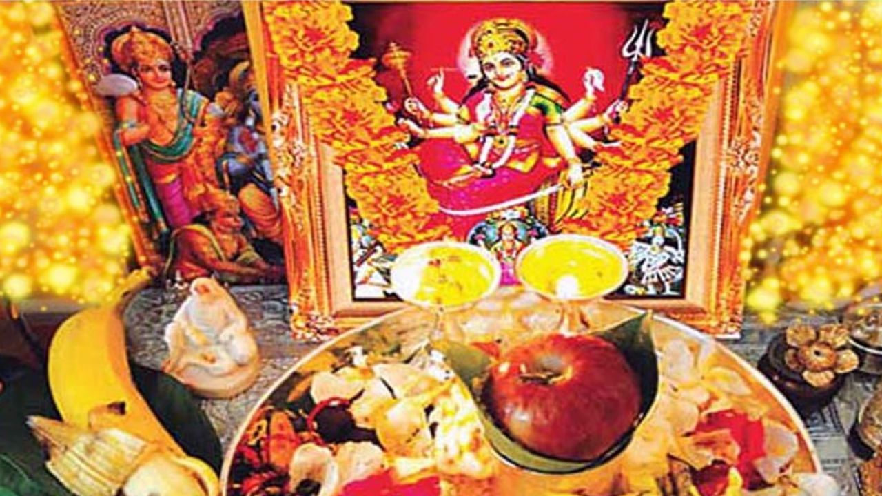 ప్రధాన ద్వారం - ఇంటి ప్రధాన ద్వారం వద్ద దీపం వెలిగించడం చాలా శుభప్రదంగా భావిస్తారు. ప్రధాన ద్వారం వద్ద దీపం వెలిగించడం వలన ఇంట్లోకి దేవతలు ప్రవేశిస్తారని నమ్ముతారు. ఈ దీపం ఇంటిలోని ప్రతికూల శక్తిని తొలగిస్తుంది. ఇంట్లో ఆనందం , శాంతిని తెస్తుంది. కనుక ఇంటి ప్రధాన ద్వారం దగ్గర రెండు వైపులా దీపం వెలిగించవచ్చు.
