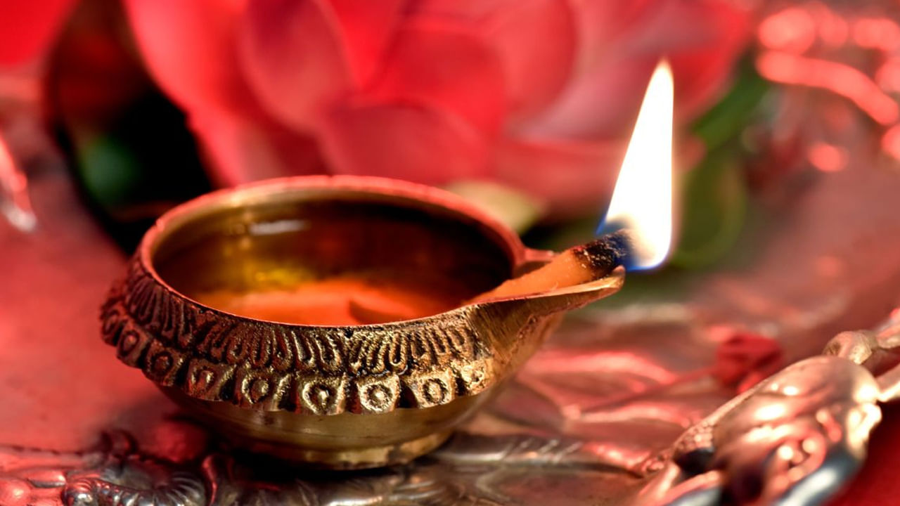 వంటగది - అన్నపూర్ణ దేవి వంట గదిలో నివసిస్తుందని నమ్మకం. కనుక  నవరాత్రి సమయంలోఇంటి వంటగదిలో దీపం వెలిగించాలి. వంటగదిలో దీపం వెలిగించడం ద్వారా ఇంట్లో ఎప్పుడూ ఆహార కొరత ఉండదు. ఈ దీపం కుటుంబ సభ్యుల ఆరోగ్యానికి కూడా శుభప్రదంగా పరిగణించబడుతుంది.
