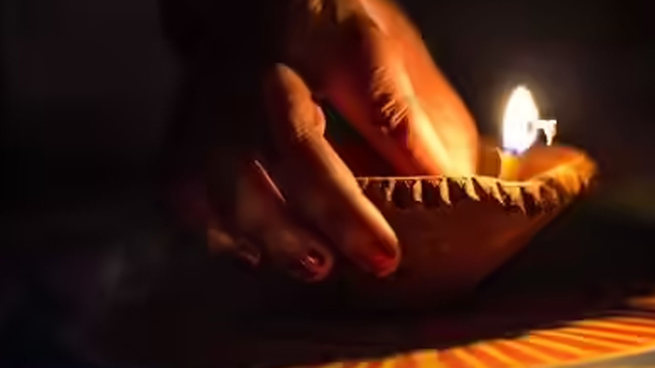 రావి చెట్టు - మీ ఇంటి దగ్గర రావి చెట్టు ఉంటే నవరాత్రి సమయంలో అక్కడ దీపం వెలిగించడం కూడా చాలా ప్రయోజనకరంగా ఉంటుంది. త్రిముర్తులతో పాటు సకల దేవుళ్ళు రావి చెట్టులో నివసిస్తారని నమ్ముతారు. రావి చెట్టు కింద దీపం వెలిగించడం వల్ల పితృ దోషం కూడా తొలగిపోతుందని చెబుతారు.