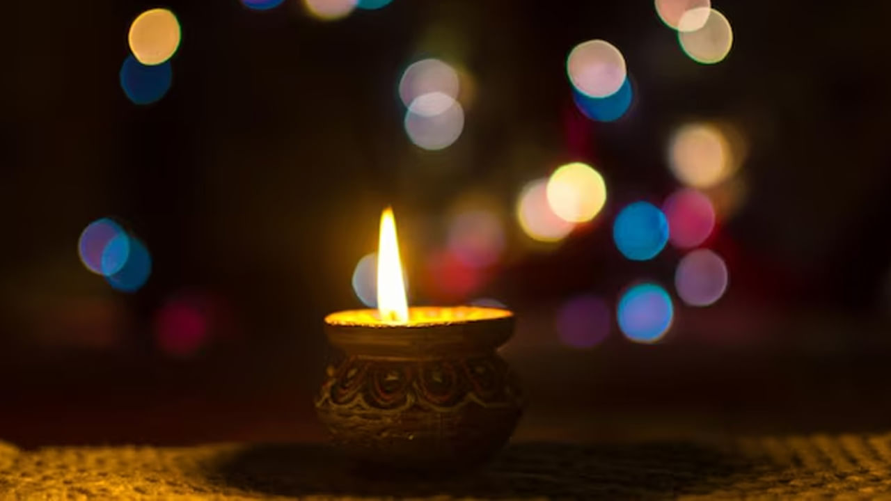 దీపాలు వెలిగించటానికి నియమాలు
దీపం వెలిగించేటప్పుడు కొన్ని విషయాలను గుర్తుంచుకోవాలి. నెయ్యి దీపాన్ని ఎల్లప్పుడూ దేవత విగ్రహానికి కుడి వైపున, నూనె దీపాన్ని ఎడమ వైపున ఉంచాలి. దీపం వెలిగించడానికి స్వచ్ఛమైన నెయ్యి లేదా నువ్వుల నూనెను మాత్రమే ఉపయోగించండి. దీపం వెలిగించేటప్పుడు 'ఓం దుం దుర్గాయే నమః' అనే మంత్రాన్ని జపించండి.