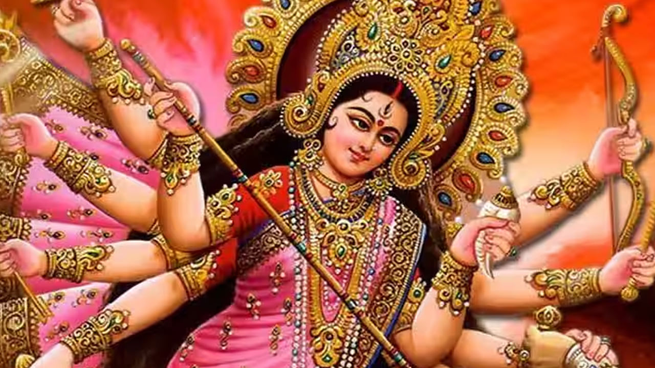 నవరాత్రి తొమ్మిది రోజులు దుర్గాదేవిని భక్తిప్రపత్తులతో పూజిస్తారు. ఈ తొమ్మిది రోజులు అమ్మవారి ఒకొక్క అవతారాన్ని పూజిస్తారు. అమ్మవారికి ఒకొక్క రంగు వస్త్రాలు, నైవేద్యాలను సమర్పిస్తారు. అమ్మవారిని నవ దుర్గలుగా రెండు సాంప్రదాయాల ప్రకారం పూజిస్తారు. మొదటి సాంప్రదాయం పురాణోక్తం, రెండవ సాంప్రదాయం శాస్త్రోక్తం. వీటిని గురించి దేవి మహాత్మ్యం, దేవి కవచంలో వివరించబడ్డాయి. ప్రతి రూపానికి దాని సొంత ప్రత్యేకమైన కథ, ప్రతీకవాదం, ప్రాముఖ్యత ఉన్నాయి. 2025 లో దేవీ నవరాత్రులు సెప్టెంబర్ 22 న ప్రారంభమై అక్టోబర్ 2 న విజయదశమితో ముగుస్తాయి. నవరాత్రి సమయంలో పూజించే దుర్గాదేవి రూపాల్లో  ఒక స్త్రీ జననం నుంచి మోక్షం వరకు జీవితంలోని వివిధ దశలు కనిపిస్తాయి. 
