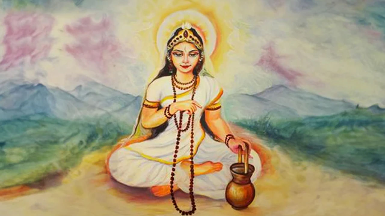  
రెండవ రోజు బ్రహ్మచారిణి మాత: రెండవ రోజు భక్తులు తపస్సు, క్రమశిక్షణకు దేవత అయిన బ్రహ్మచారిణిని పూజిస్తారు. శివుడితో ఐక్యం కావడానికి ధ్యానం చేసిందని విశ్వాసం. జపమాల, నీటి కుండతో చెప్పులు లేకుండా నడుస్తున్న దుర్గాదేవి రూపం. ఆమె భక్తులకు జ్ఞానం, శాంతి, ఆధ్యాత్మిక వృద్ధిని ఇస్తుంది. 
