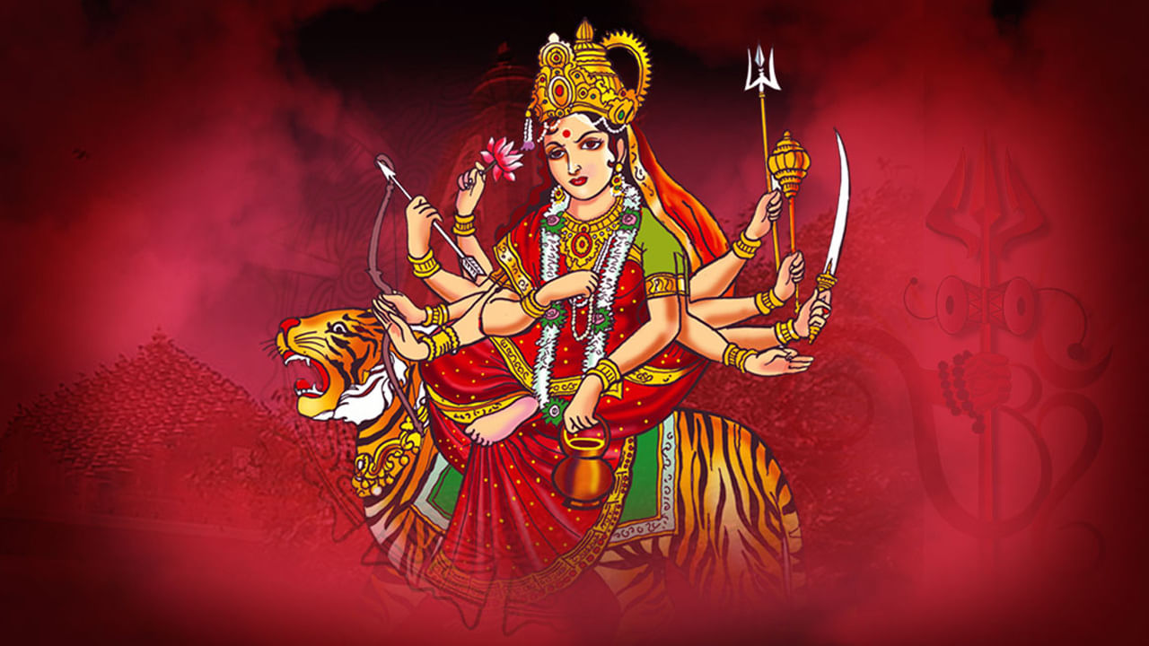 మూడవ రోజు చంద్రఘంట మాత: మూడవ రోజు చంద్రఘంట మాతకు అంకితం చేయబడింది. ఆమె నుదిటిపై చంద్రవంకతో ఉంటుంది. ఆమెను పాపాలను నాశనం చేసేది. దుష్టశక్తుల నుంచి రక్షిస్తుందని నమ్మకం. చంద్రఘంట అమ్మవారు పులిపై స్వారీ చేస్తుంది. పది చేతులు కలిగి ఉంటుంది. ఆమె కుడి చేతుల్లో, ఆమె కమలం, బాణం, విల్లు, జపమాలను కలిగి ఉంటుంది, ఒక చేతిలో అభయ ముద్ర ఉంటుంది. ఆమె ఎడమ చేతుల్లో త్రిశూలం, గద, కత్తి, కమండలం ధరించి ఉంటుంది. ఒక చేతితో వరద ముద్ర ఉంటుంది. ఆమెను పూజించడం వలన భయం, బాధ తొలగి ధైర్యం, శాంతి లభిస్తుంది.
