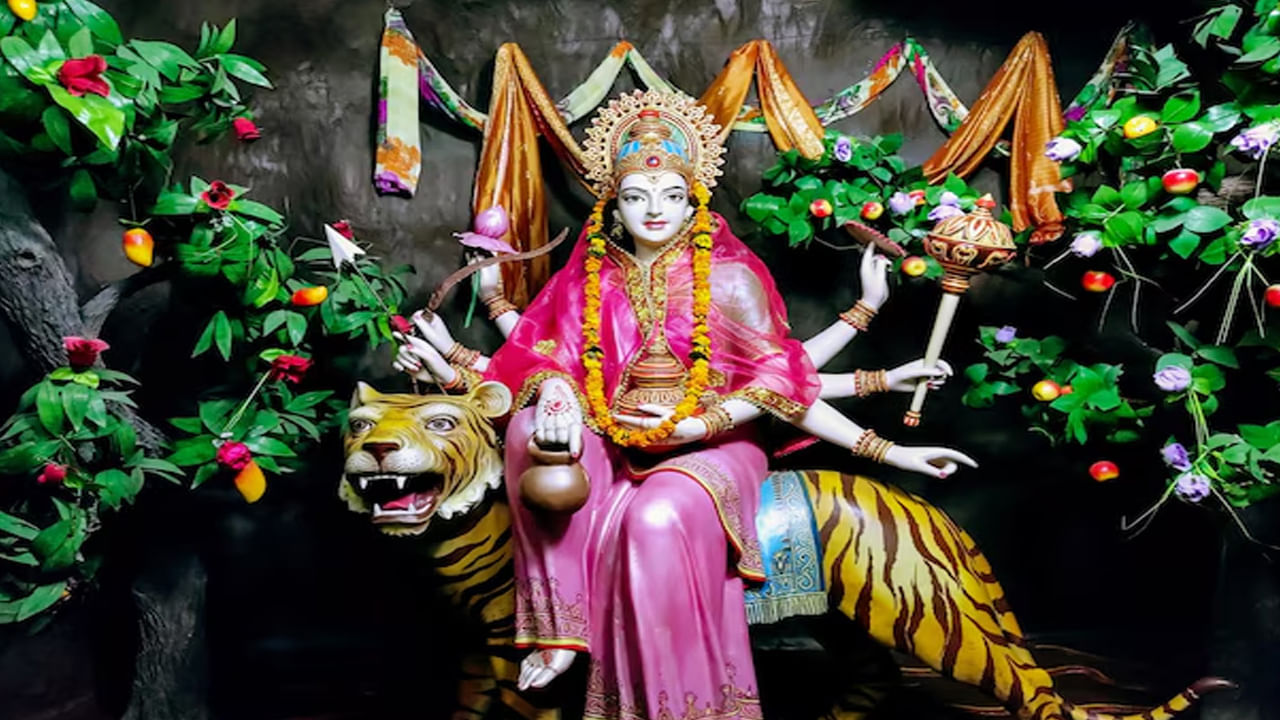 నాలుగవ రోజు కూష్మాండ మాత: నాల్గవ రోజు, కూష్మాండ మాతను పూజిస్తారు. ఆమెను విశ్వ సృష్టికర్త.. ఆది శక్తి అని కూడా పిలుస్తారు. ఆమె ప్రకాశవంతమైన చిరునవ్వు ప్రపంచానికి జీవితాన్ని, శక్తిని ఇస్తుందని నమ్ముతారు. భక్తులు ఆరోగ్యం, సంపద, ఆనందం కోసం ఆమెను ప్రార్థిస్తారు.