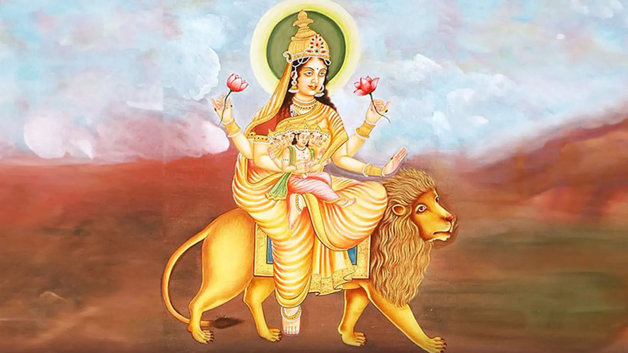 ఐదవ రోజు స్కందమాత మాత: కార్తికేయ (స్కంద) తల్లి అయిన స్కందమాతను ఐదవ రోజున పూజిస్తారు. ఆమె సింహంపై కూర్చుని తన కొడుకును ఎత్తుకున్నట్లు దర్శనం ఇస్తుంది. దుర్గాదేవి ఈ రూపం మాతృత్వం, ప్రేమ, రక్షణను సూచిస్తుంది. ఆమెను పూజించడం వలన శ్రేయస్సు, కుటుంబ సామరస్యం కలుగుతుంది. 