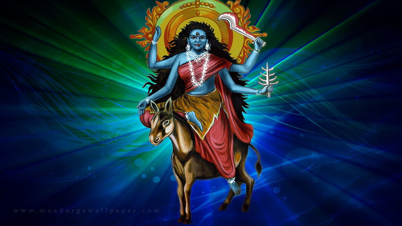 ఏడవ రోజు కాళరాత్రి: దుర్గాదేవి ఏడవ రూపం కాళరాత్రి, అత్యంత ఉగ్ర అవతారం. ఆమె నల్లటి రంగు, నిర్భయ రూపంతో రాక్షసులను, దుష్ట శక్తులను, ప్రతికూల శక్తులను నాశనం చేస్తుంది. ఆమెను పూజించడం వల్ల భయం తొలగి రక్షణ లభిస్తుందని నమ్ముతారు.
