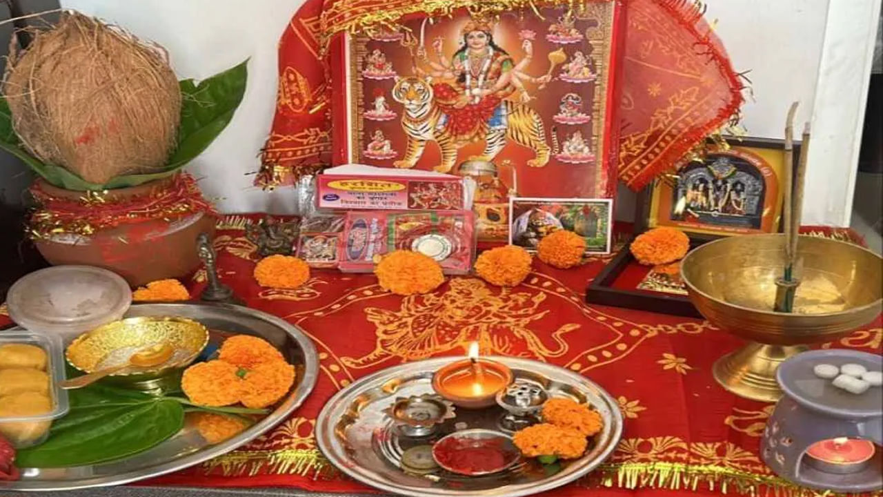 పవిత్రమైన దేవీ నవరాత్రి దుర్గాదేవికి  అంకితం చేయబడింది. ఈ నవరాత్రిలో ఎనిమిదవ , తొమ్మిదవ రోజులలో మహాగౌరి దేవి, సిద్ధిదాత్రి దేవికి పూజలను చేస్తారు. అయితే నవరాత్రిలో ఎనిమిదవ, తొమ్మిదవ రోజులలో ఇంట్లో దీపాలు వెలిగించడం వలన దుర్గాదేవి ఆశీస్సులు ఉంటాయని నమ్మకం. ఈ రోజు దీపానికి సంబంధించిన కొన్ని నివారణలను తెలుసుకుందాం.. వాటిని ఆచరిస్తే ఖచ్చితంగా దేవత ఆశీస్సులు లభిస్తాయి.