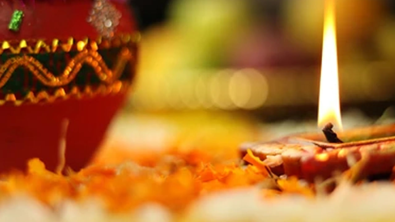 డబ్బు సమస్యలు పరిష్కారం కోసం: శారదయ నవరాత్రుల సమయంలో ముఖ్యంగా 8,9 రోజుల్లో సాయంత్రం ఇంటి ప్రధాన ద్వారం వద్ద దీపం వెలిగించవచ్చు. వాస్తు శాస్త్రం ప్రకారం ఇలా చేయడం శుభప్రదంగా పరిగణించబడుతుంది. ఇది ఇంట్లోకి సానుకూల శక్తిని తెస్తుంది. దుర్గాదేవి, లక్ష్మీదేవి ఆశీస్సులను పొందుతాడు. ఈ పరిహారం ఆర్థిక సమస్యలను పరిష్కరించడంలో సహాయపడుతుంది. దీపం జ్వాల ఉత్తరం వైపు ఉండేలా జాగ్రత్త వహించండి.
