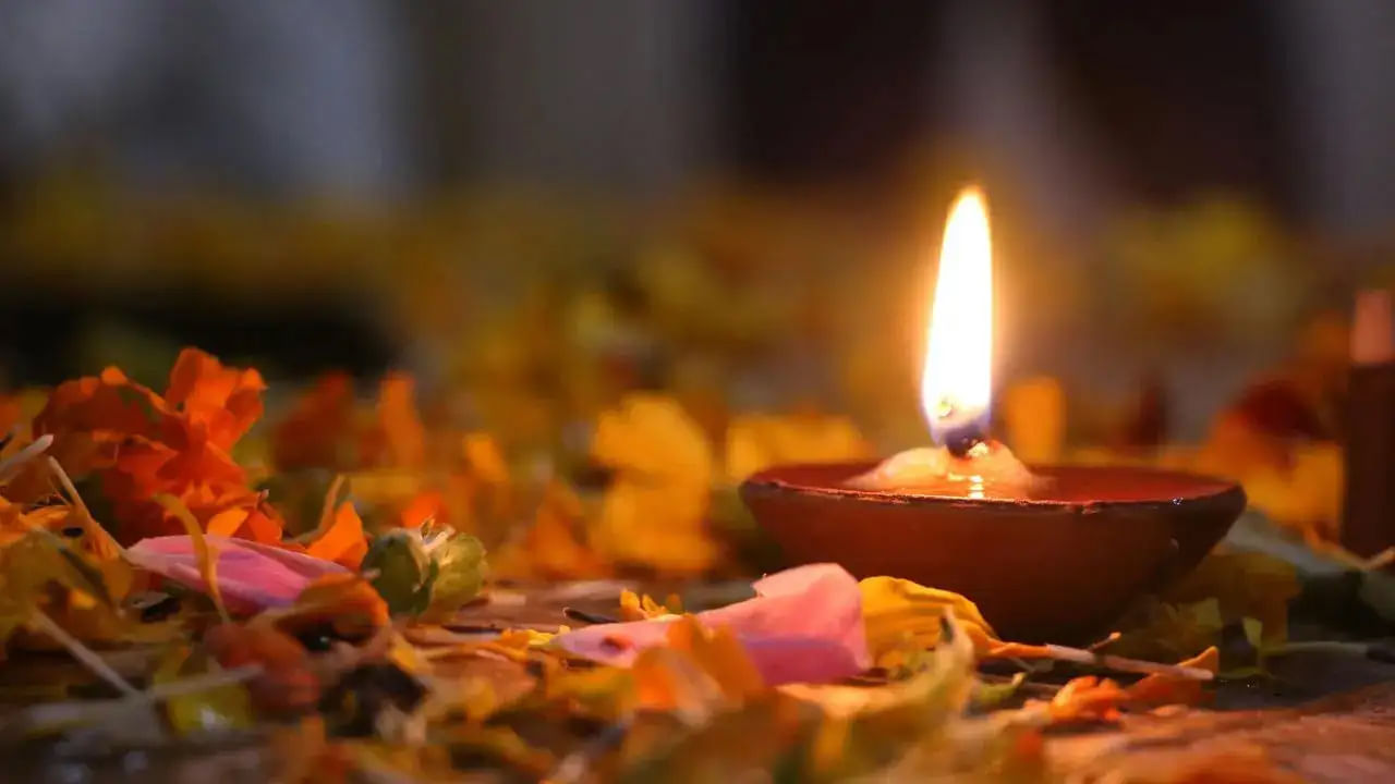 ఈ ప్రదేశాలలో కూడా దీపాలు వెలిగించవచ్చు: నవరాత్రి సమయంలో అష్టమి , నవమి రోజున అమ్మవారి ఆశీస్సులు పొందడానికి ఇంటి డబ్బులు పెట్టుకునే ప్లేస్ లో లేదా సేఫ్ దగ్గర దీపం వెలిగించవచ్చు. ఇది మీ ఖజానా ఎల్లప్పుడూ నిండి ఉండేలా చేస్తుంది. సాయంత్రం మెట్ల దగ్గర దీపం వెలిగించడం కూడా శుభప్రదంగా పరిగణించబడుతుంది. ఇది ప్రతికూల శక్తిని దూరం చేస్తుంది. 
 