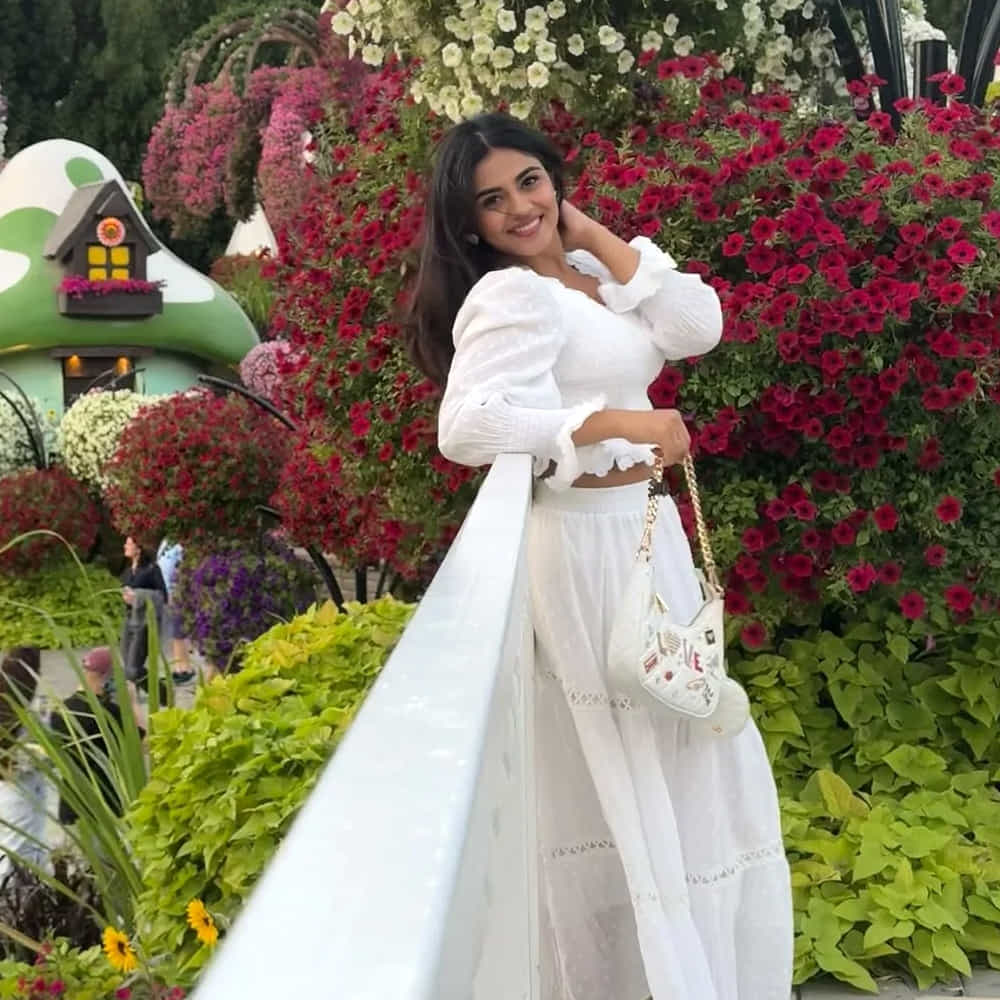 యంగ్ హీరో నార్ని నితిన్ హీరోగా నటించిన ఆయ్ సినిమాతో హీరోయిన్ గా పరిచయం అయ్యింది అందాల ముద్దుగుమ్మ. తొలి సినిమాతోనే మంచి విజయాన్ని అందుకోవడమే కాదు నటన పరంగాను మంచి మార్కులు కొట్టేసింది నయన సారిక.