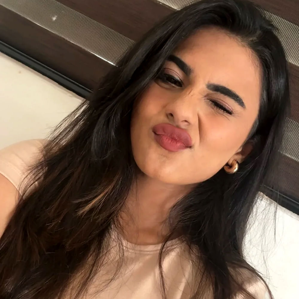 క సినిమాలో ముద్దుగుమ్మ తన నటనతో మరోసారి ప్రేక్షకులను ఆకట్టుకుంది. ఈ రెండు సినిమాలు మంచి విజయాలు అందుకోవడంతో సారిక లక్కీ హీరోయిన్ గా మారిపోయింది. ఇప్పుడు ఈ వయ్యారి భామ చేతిలో మరికొన్ని సినిమాలు ఉన్నాయి. 