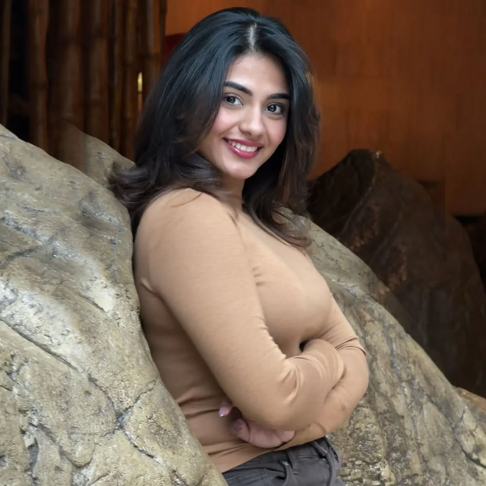 ఇక ఈ అమ్మడు సోషల్ మీడియాలో పెద్దగా యాక్టివ్ గా ఉండదు. కానీ అడపాదడపా తన ఫొటోలతో అభిమానులను ఆకట్టుకుంటుంది. ఈ చిన్నదాని ఫోటోలు ఇప్పుడు నెట్టింట వైరల్ అవుతున్నాయి. ఈ చిన్నదాని ఫోటోల పై మీరూ ఓ లుక్కేయండి. 