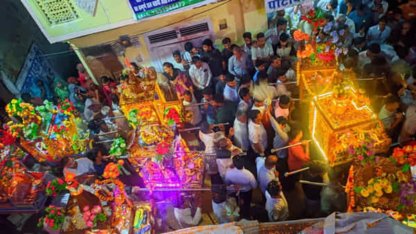 మసీదు నుంచి దేవతపై పూల వర్షం కురిపించిన ముస్లింలు.. అమ్మవారి పల్లకికి పూజలు..