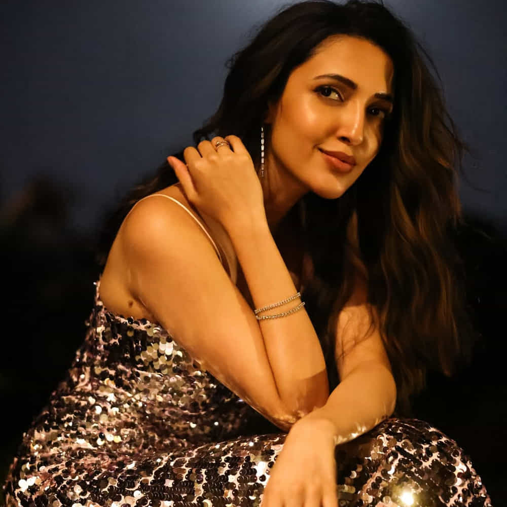 డీవీవీ ఎంటర్టైన్మెంట్స్ బ్యానర్ పై డీవీవీ దానయ్య నిర్మిస్తున్న ఈ చిత్రంలో ప్రియాంక అరుళ్ మోహన్ కథానాయికగా నటిస్తుండగా.. బాలీవుడ్ స్టార్ ఇమ్రాన్ హాష్మీ, శ్రియా రెడ్డి, ప్రకాష్ రాజ్, అర్జున్ దాస్ కీలకపాత్రలు పోషిస్తున్నారు. షాపింగ్ మాల్ ఓపెనింగ్ కోసం వచ్చిన నేహా ఓజీ సినిమా గురించి ఆసక్తికర కామెంట్స్ చేసింది.