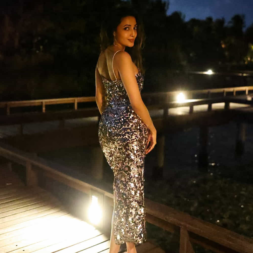 డీజే టిల్లు సినిమాలో గ్లామర్ ఫోజులతో రచ్చ చేసింది. ఆ తర్వాత గ్యాంగ్స్ ఆఫ్ గోదావరి చిత్రంలో నటించింది. అలాగే టిల్లు స్క్వేర్ సినిమాలో చిన్న పాత్రలో నటించింది. ఇక ఇప్పుడు సినిమాల్లో సైలెంట్ అయిన ఈ అమ్మడు.. ఇప్పుడు సోషల్ మీడియాలో వరుస ఫోటోషూట్స్ చేస్తుంది.