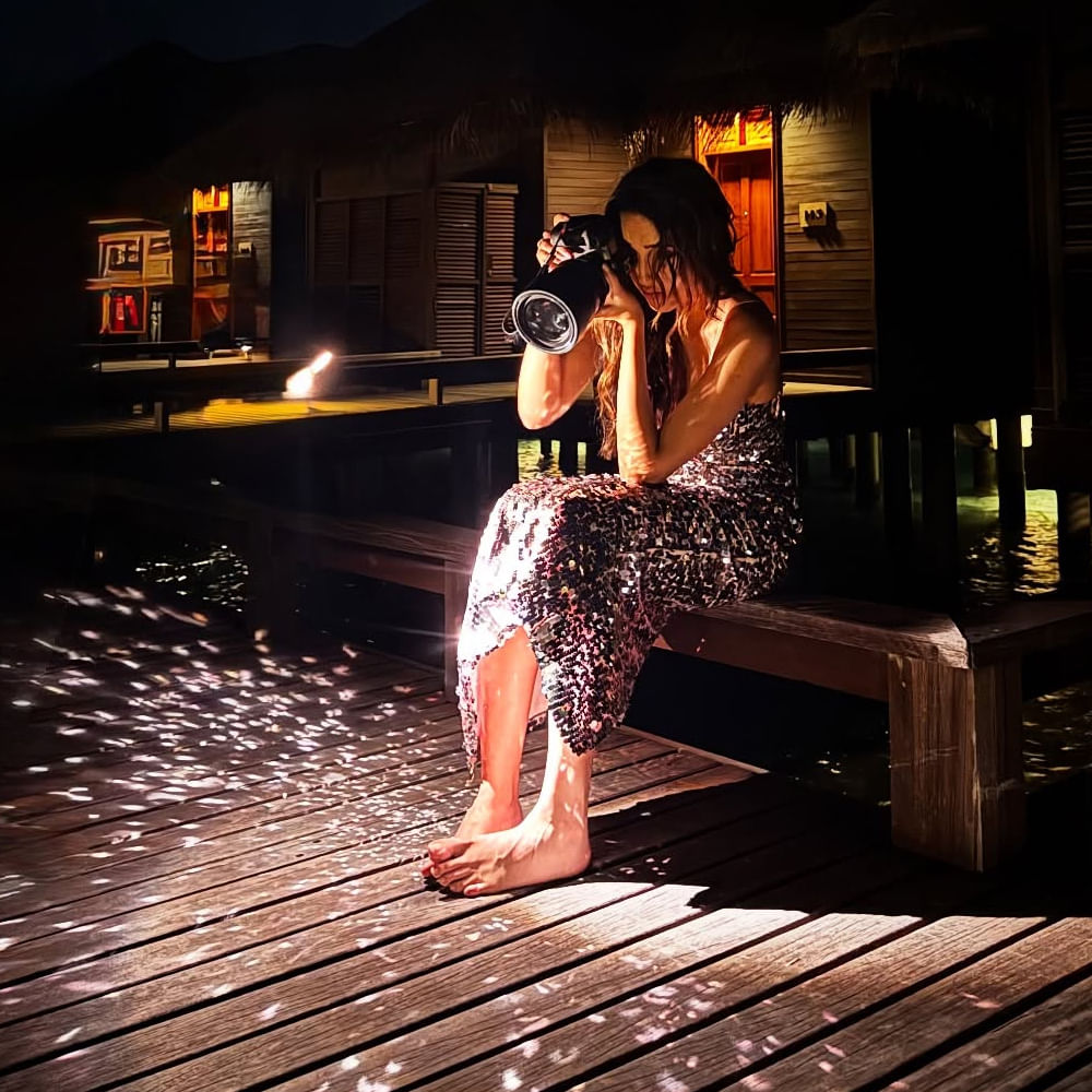 తెలుగులో క్రేజీ హీరోయిన్. ఒక్క సినిమాతోనే బ్లాక్ బస్టర్ హిట్ అందుకుంది. దీంతో ఈ అమ్మడు పేరు మారుమోగింది. ఆ తర్వాత తెలుగులో వరుస అవకాశాలు అందుకుంటారని అనుకున్నారంతా. కానీ అలా జరగలేదు. గ్లామర్ ఫోజులతో రచ్చ చేసినప్పటికీ ఆఫర్స్ మాత్రం రావడం లేదు. ఇంతకీ ఈ అమ్మడు ఎవరో తెలుసా.. ?