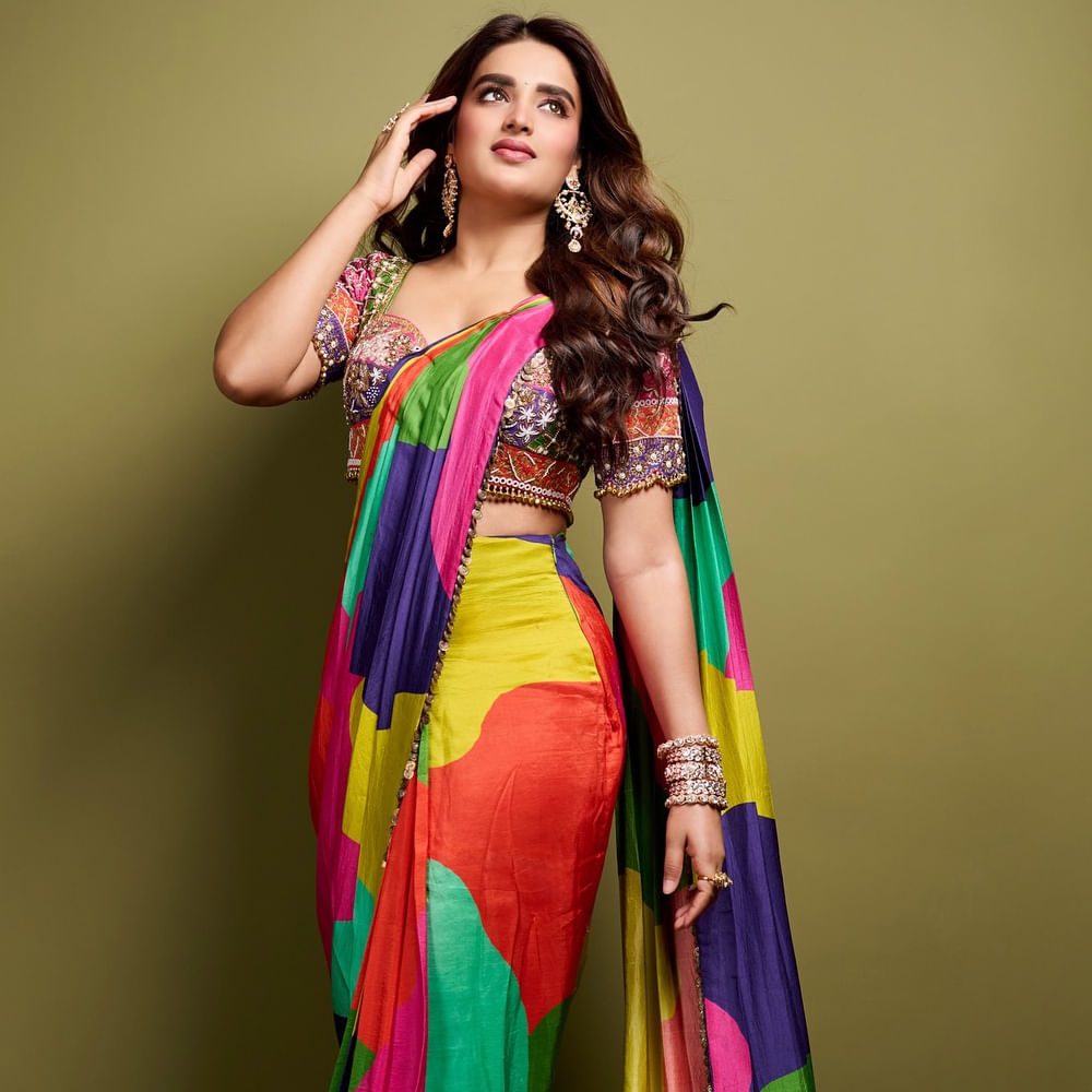 పూరిజగన్నాథ్ దర్శకత్వలో తెరకెక్కిన ఇస్మార్ట్ శంకర్ సినిమాలో ఛాన్స్ అందుకుంది. ఈ సినిమా లో నటనతో పాటు అందంతోనూ ఆకట్టుకుంది ఈ వయ్యారి. ఓ రేంజ్ లో అందాలు ఆరబోస్తూ అభిమానులను కవ్వించింది. ఈ సినిమా మంచి విజయాన్ని అందుకుంది. ఈ సినిమా తర్వాత క్రేజీ ఆఫర్స్ అందుకుంది.