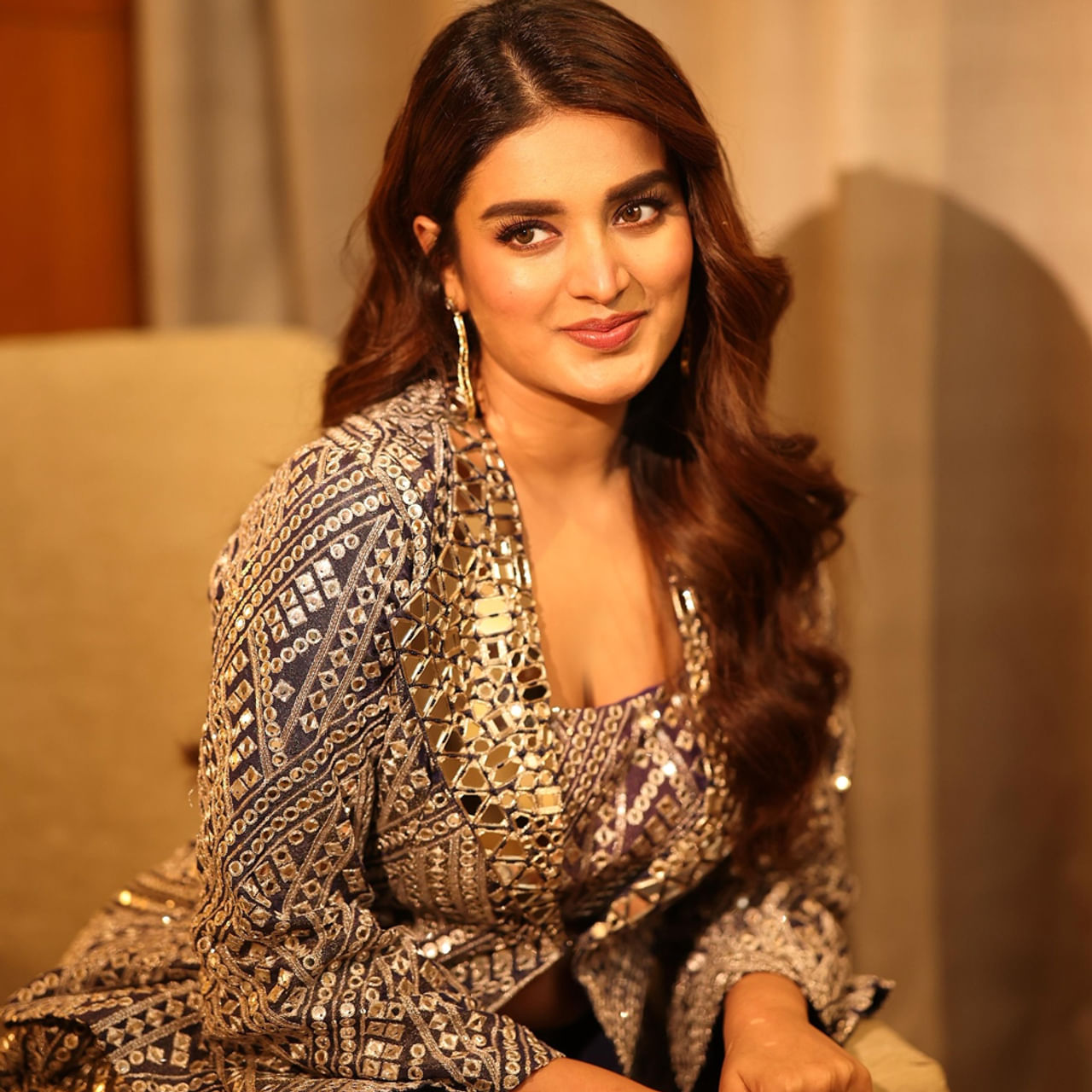 అందంలో అప్సరస ఆమె.. నటనలోనూ ప్రేక్షకులను మెప్పించింది. బాలీవుడ్ నుంచి టాలీవుడ్ కు వచ్చింది. తక్కువ సమయంలోనే స్టార్‌గా మారింది. ఇంతకూ ఆమె ఎవరో తెలుసా.? ఆమె మరెవరో కాదు హాట్ బ్యూటీ నిధి అగర్వాల్. మున్నా మైఖేల్ సినిమాతో బాలీవుడ్‌లోకి అడుగుపెట్టింది.