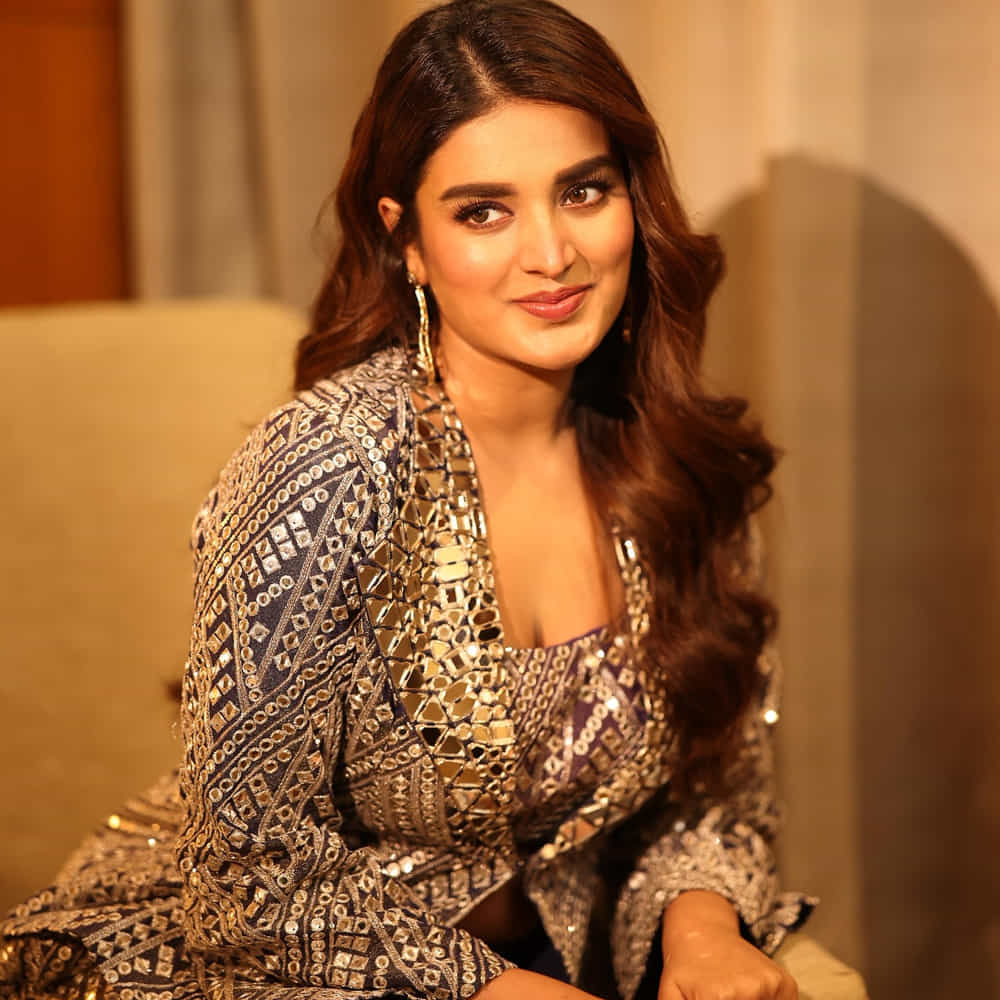 అందంలో అప్సరస ఆమె.. నటనలోనూ ప్రేక్షకులను మెప్పించింది. బాలీవుడ్ నుంచి టాలీవుడ్ కు వచ్చింది. తక్కువ సమయంలోనే స్టార్గా మారింది. ఇంతకూ ఆమె ఎవరో తెలుసా.? ఆమె మరెవరో కాదు హాట్ బ్యూటీ నిధి అగర్వాల్. మున్నా మైఖేల్ సినిమాతో బాలీవుడ్లోకి అడుగుపెట్టింది.