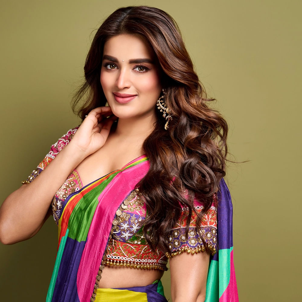 నిధి అగర్వాల్ మాట్లాడుతూ.. బాలీవుడ్ స్టార్ హీరోయిన్ దీపికా పదుకొణె చూసి తాను కూడా సినిమాల్లోకి రావాలనుకున్నా.. ఆమెను ఇన్స్పిరేషన్గాతీసుకున్నా.. మొదట్లో ఇంట్లో ఒప్పుకోలేదు. ఆతర్వాత నన్ను ఎంకరేజ్ చేశారు. దాదాపు రెండేళ్ల పాటు ఆఫీసుల చుట్టూ తిరిగాను. ఆఫీసుల చుట్టూ తిప్పించుకొని ఆతర్వాత అవకాశం లేదు అంటూ పంపించేశారు. మైఖేల్ మున్నా సినిమా ఆడిషన్కి వెళ్తే దాదాపు 300 మందిలో అదృష్టం బాగుండి నేను సెలక్ట్ అయ్యాను. ఆ సినిమా చూసి నాకు నాగ చైతన్య ‘సవ్యసాచి’లో చాన్స్ వచ్చింది అని చెప్పుకొచ్చింది నిధి అగర్వాల్.