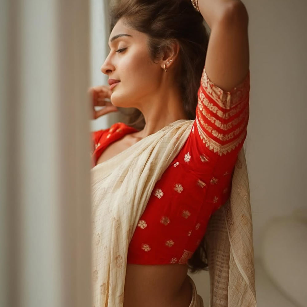 ఆ బ్యూటీ మరెవరో కాదండి.. సోషల్ మీడియా సెన్సేషన్.. హీరోయిన్ నిహారిక ఎన్ఎమ్. అయితే ఈ ముద్దుగుమ్మకు మహేష్ బాబు అంటే పిచ్చి.. ఈ విషయాన్ని చాలా సందర్బాల్లో ఎన్నో ఇంటర్వ్యూలలో చెప్పుకొచ్చింది. మహేష్ బాబుతో తాను చేసిన రీల్ వీడియోను ఎంతో జాగ్రత్తగా పెట్టుకుందట.