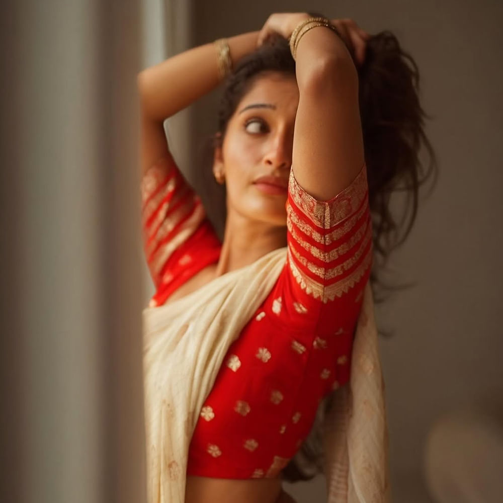 గతంలో ఓ ఇంటర్వ్యూలో నిహారిక మాట్లాడుతూ.. తనకు ఐదేళ్లు ఉన్నప్పుడు మహేష్ బాబుు స్క్రీన్ పై చూశానని.. మురారి సినిమాలోనే మహేష్ బాబును మొదటిసారి చూశానని.. అప్పుడు అతడే తన మొగుడు అని ఫిక్స్ అయినట్లు చెప్పుకొచ్చింది. ఆమె కామెంట్స్ నెట్టింట తెగ వైరలయ్యాయి.