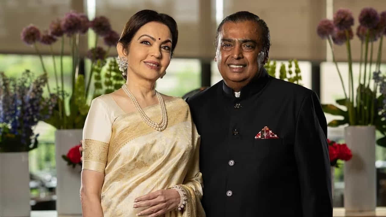 నీతా అంబానీ గురించి..: ఈ సమయంలో ఆకాష్ అంబానీ తన తల్లి నీతా అంబానీని ప్రశంసిస్తూ, ఆమె పని పట్ల ఎంతో మక్కువ చూపిస్తారని, వ్యాపారం అయినా, క్రికెట్ అయినా ప్రతిదీ పరిపూర్ణంగా ఉండాలని కోరుకుంటారని అన్నారు. మనం మ్యాచ్ చూస్తున్నప్పుడు కూడా అమ్మ ప్రతిదీ గమనిస్తుంది.. ఇది నిజంగా స్ఫూర్తిదాయకం. తల్లిదండ్రులు పనికి అంకితభావంతో ఉన్న విధానం పిల్లలు పని చేయడానికి కూడా ప్రేరణనిస్తుందన్నారు.