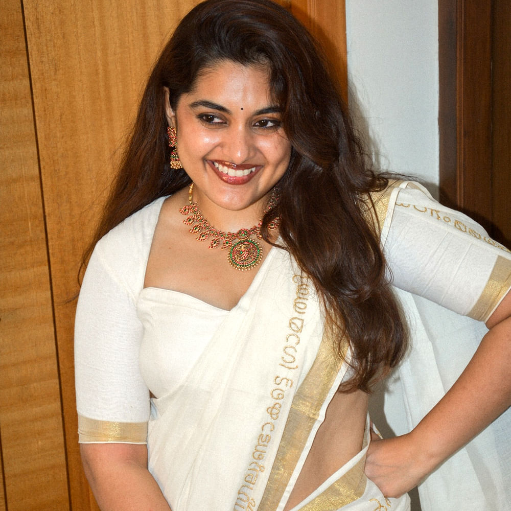 ఇటీవలే 35 చిన్న కథ అనే సినిమాలో తల్లి పాత్రలో అద్భుతమైన నటనతో కట్టిపడేసింది. ఇన్నాళ్లు గ్లామర్ హీరోయిన్ గా కనిపించిన నివేదా.. తల్లి పాత్రలో నటించి మార్కులు కొట్టేసింది. ఇందులో తన పాత్రకు గానూ ఉత్తమ నటిగా గద్దర్ అవార్డ్ అందుకుంది. ఈ అవార్డ్ వేడుకలలో నివేదా లుక్ చూసి ఆశ్చర్యపోయారు నెటిజన్స్.