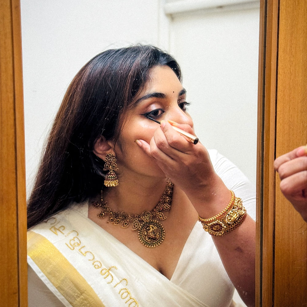 తెలుగు, తమిళం, మలయాళం భాషలలో ఎన్నో సూపర్ హిట్ చిత్రాల్లో నటించి మెప్పించింది. తక్కువ సమయంలోనే ఇండస్ట్రీలో తనదైన ముద్ర వేసింది. అందం, అభినయంతో సినీప్రియులను కట్టిపడేసింది. అయితే ఈ బ్యూటీకి మంచి ఇమేజ్ వచ్చినప్పటికీ అవకాశాలు మాత్రం అంతగా రాలేదు.