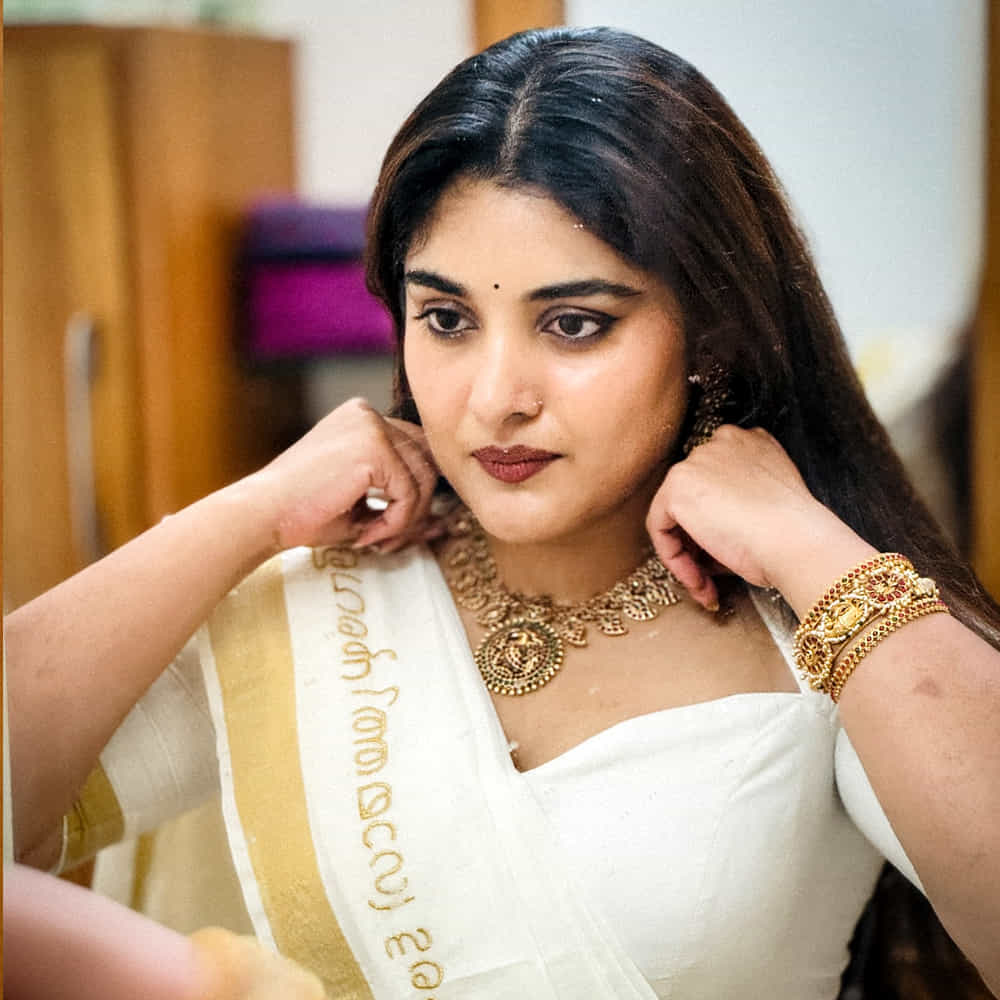 సోషల్ మీడియాలో యాక్టివ్ గా ఉండే ఈ చిన్నది.. రెగ్యులర్ గా తన ఫోటోలను షేర్ చేస్తూ ఆకట్టుకుంటుంది. తాజాగా నివేదా ఓనం ఫోటోలను పంచుకుంది. చీరకట్టులో అదరగొట్టింది నివేదా. ఈ ఫొటోల్లో ఎంతో గ్లామరస్ గా కనిపించింది నివేదా. ఈ ఫోటోల పై నెటిజన్స్ క్రేజీ కామెంట్స్ చేస్తున్నారు.
