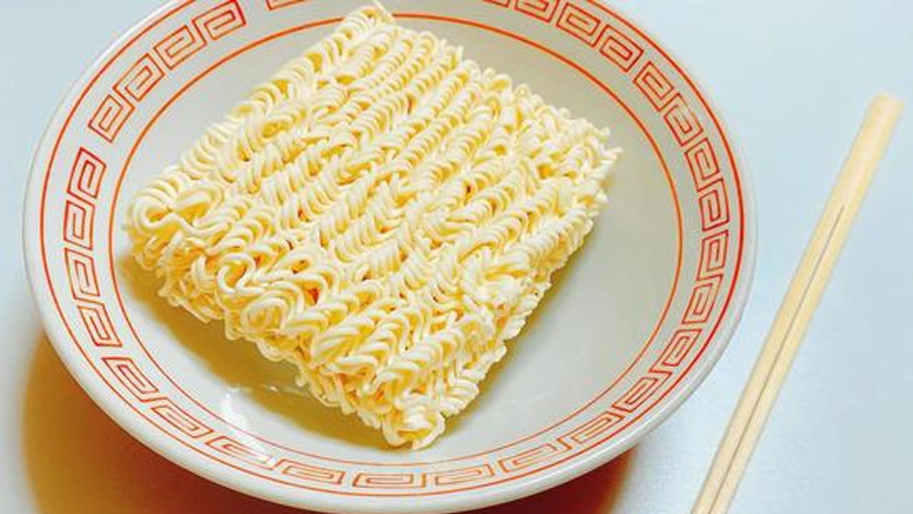 ఈజిప్టులో ఒక 13 ఏళ్ల బాలుడుకి ఇలానే పచ్చి నూడిల్స్ తినే అలవాటు ఉంది. దీంతో అతను ఏకంగా మూడు ప్యాకెట్ల పచ్చి నూడిల్స్ తిన్నాడు. కానీ కొద్ది సేపటికే ఆ బాలుడి ఆరోగ్య పరిస్థితి విషమించింది. పచ్చి నూడుల్స్ తిన్న కొద్దిసేపటికే అతనికి తీవ్రమైన కడుపు నొప్పి రావడం ప్రారంభమైంది. ఆ వెంటనే వాంతులు చేసుకోవడం స్టార్ట్ అయ్యింది.