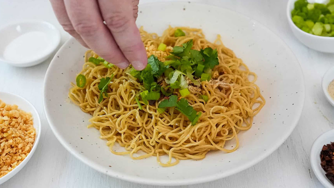 పచ్చి నూడుల్స్ తొందరగా జీర్ణం కావడం కష్టం. దీనివల్ల డయాబెటిస్, క్యాన్సర్ వచ్చే ప్రమాదం పెరుగుతుంది. పచ్చి నూడుల్స్ శరీరంలోని నీటి పరిమాణాన్ని కూడా తగ్గించి డీహైడ్రేషన్కు దారితీస్తాయి. అందుకే వైద్యులు సాధారణంగా తక్షణ నూడుల్స్ తినకూడదని సలహా ఇస్తారు. కాబట్టి ఎక్కువగా నూడిల్స్ తినే అలవాటు ఉంటే వాటిని బాగా ఉడికించుకొని తినండి. లేదంటే మానేయండి.