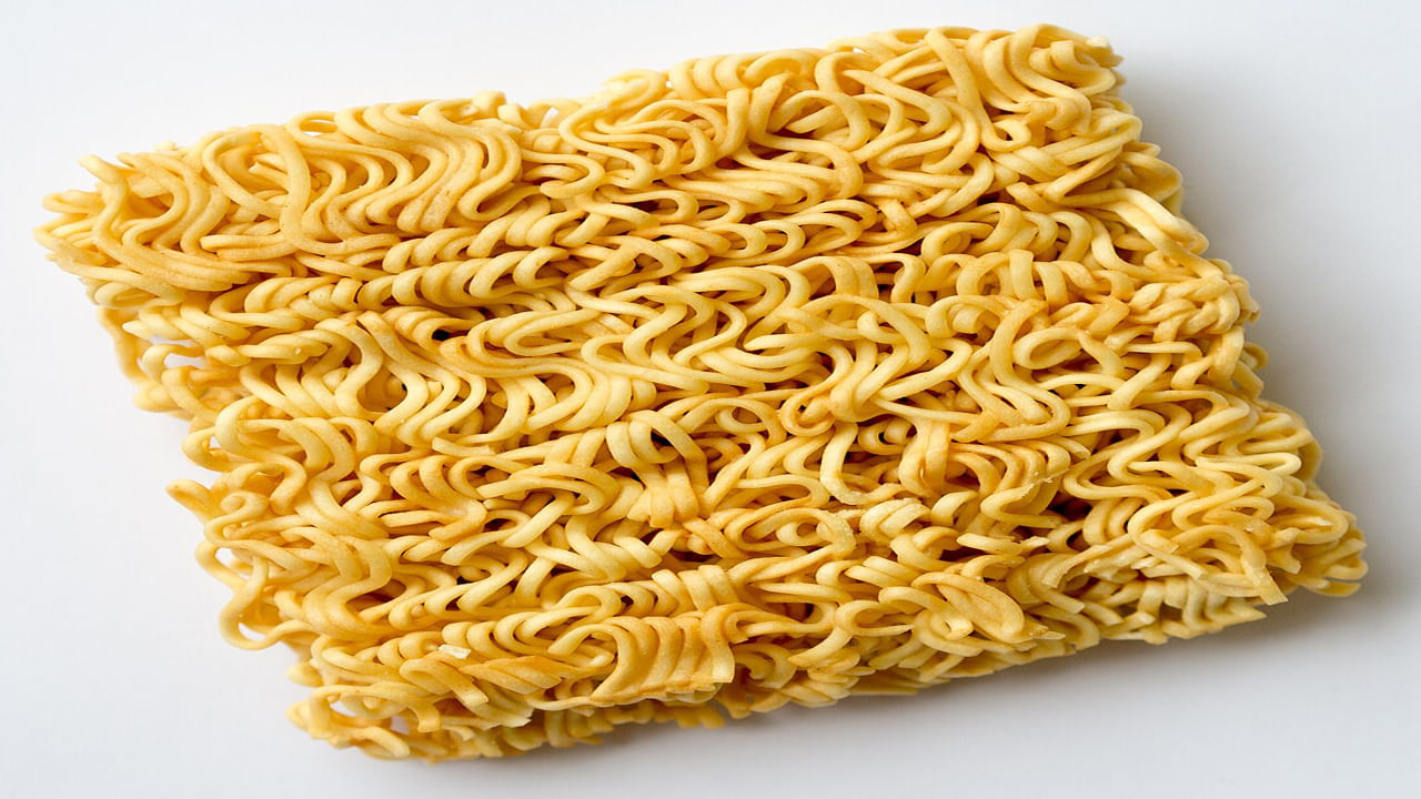 మీరు పచ్చి నూడుల్స్ ఎక్కువగా తింటే, అది మీ జీర్ణవ్యవస్థలో సమస్యలకు దారి తీస్తుంది. వైద్యుల అభిప్రాయం ప్రకారం, ఇన్స్టంట్ నూడుల్స్లో సోడియం చాలా ఎక్కువగా ఉంటుంది. WHO ప్రకారం, మీరు ఒక రోజులో 2000mg వరకు మాత్రమే సోడియం తినవచ్చు.