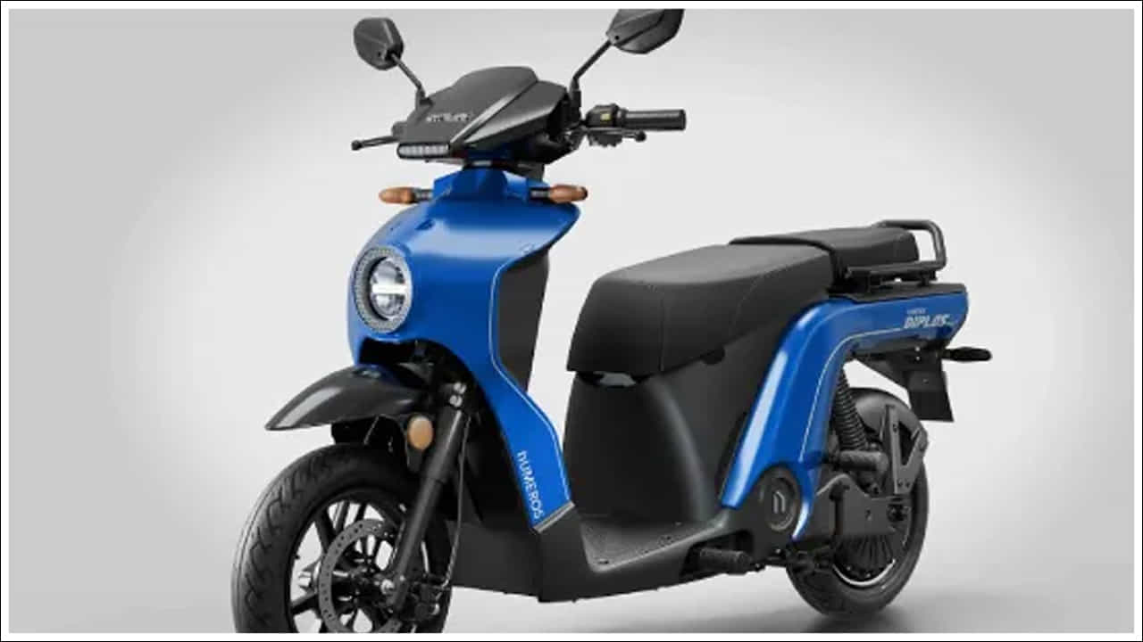 ఈ బ్యాటరీ ప్యాక్ను 4kWh సామర్థ్యంతో అభివృద్ధి చేశారు. దీని ద్వారా స్కూటర్ పికప్ను మెరుగుపరచడంతోపాటు స్కూటర్ పరిధిని కూడా 156kmకి పెంచారు. అంటే బ్యాటరీని పూర్తిగా ఛార్జ్ చేస్తే గరిష్టంగా 156km దూరం ప్రయాణించవచ్చు. అంతేకాకుండా బ్యాటరీ సహాయంతో ఈ ఎలక్ట్రిక్ స్కూటర్ గంటకు గరిష్టంగా 70km వేగంతో ప్రయాణించగలదు. న్యూమెరోస్ మోటార్స్ నుండి కొత్త డిప్లో మాక్స్+ ఎలక్ట్రిక్ స్కూటర్ బ్లేజ్ రెడ్, పియానో బ్లాక్, వోల్ట్ బ్లూ అనే మూడు రంగులలో లభిస్తుంది. బెంగళూరులో ఈ కొత్త ఎలక్ట్రిక్ స్కూటర్ ఎక్స్-షోరూమ్ ధర రూ. 1,14,999.