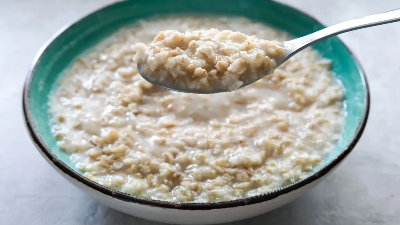 ఓట్స్: ప్రతిరోజు ఉదయం బ్రేక్ఫాస్టులో ఓట్స్ తినడం గుండెకు ఎంతో మేలు చేస్తాయి. వీటిలో లభించే బీటా గ్లూకాన్ శరీరంలోని చెడు కొలెస్ట్రాల్ స్థాయిని తగ్గిస్తుంది. అందుకే ప్రతిరోజు ఓట్స్ తీసుకోవాలి.